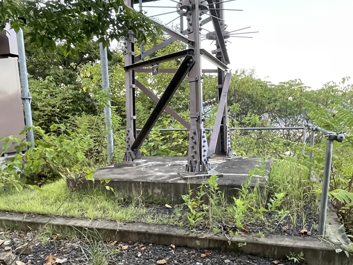 鉄塔基部