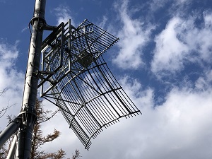 テレビ受信アンテナ><br />
垂直のオフセットグリッドパラボラアンテナで、<br />
草津中継局を放送波受信していました。
</p>

<h4 id=