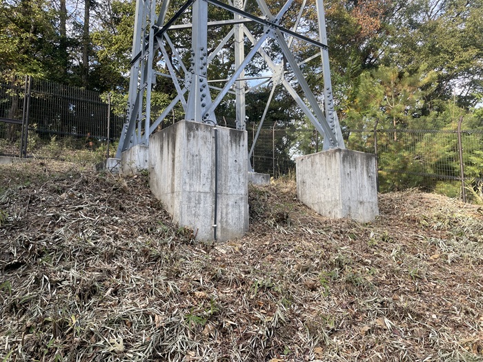 鉄塔基部